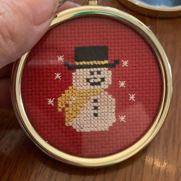 4 vintage round gold framed embroidered Christmas tree ornaments - Picture 3 of 6